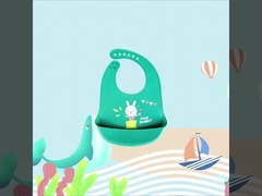 बच्चे को खिलाने वाली बिब